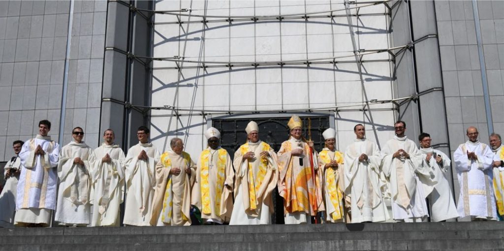 Cardinal, archevêque, évêque, prêtre, diacre..