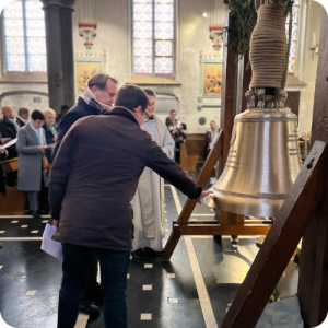 Paroissiens autour de la cloche