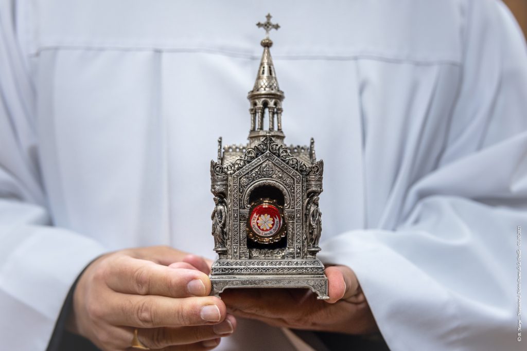 Vénération des Reliques du Christ et de Carlo Acutis