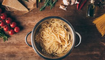 Photo-pour-vue-du-dessus-des-pâtes-spaghetti-et-des-ingrédients-sur-la-table-en-bois---image-libre-de-droit
