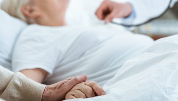 Photo-pour-vue-partielle-du-docteur,-du-patient-malade-et-de-l'homme-aîné---image-libre-de-droit