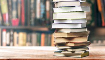 Photo-pour-Une-pile-de-livres-sur-l'étagère---image-libre-de-droit