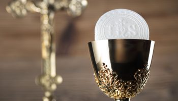 Photo-pour-Saint-concept-de-communion.-Sainte-Bible,-chapelet-et-calice-d'or.---image-libre-de-droit