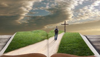 Photo-pour-Bible-ouverte-avec-l'homme-et-la-croix---image-libre-de-droit