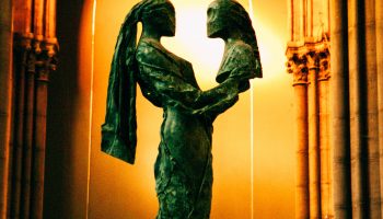 statue de la paix la paix soit avec toi cathdrale notre dame de la treille lille