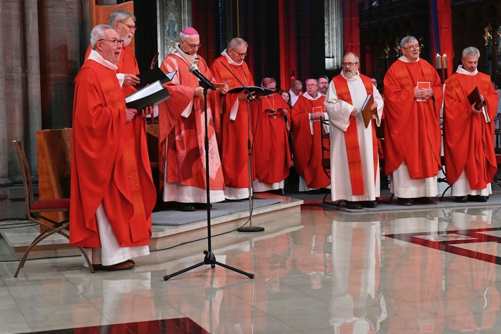 Ordination diaconale 6 janvier 2024-eveque entoure de son conseil choeur