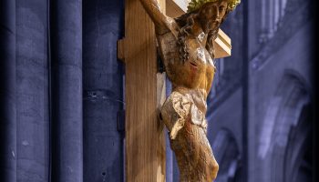 Croix sur fond piliers couleur bleu