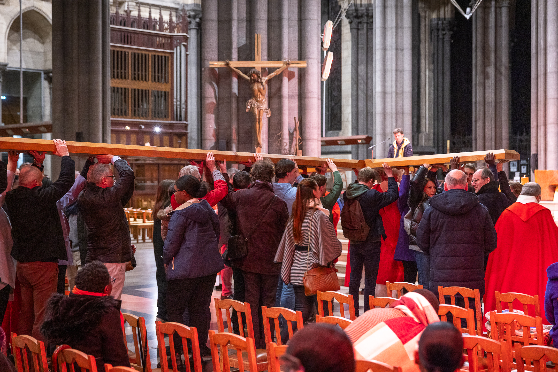 Assemblee portant croix