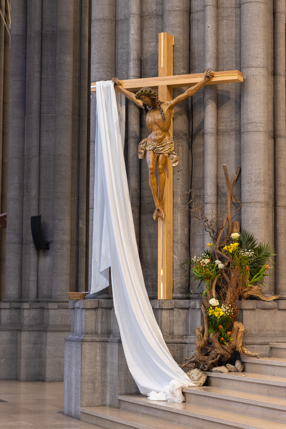 Christ Linge blanc branche fleurie