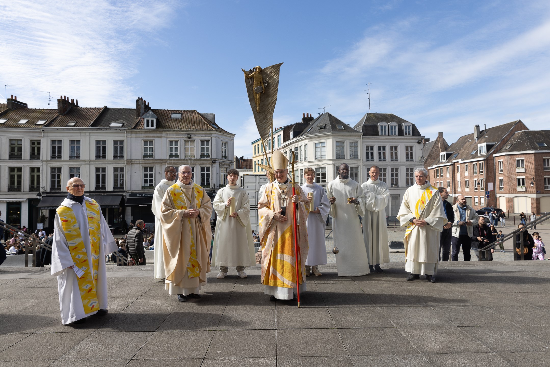 EVEQUE ET PRETRES Parvis cathedrale