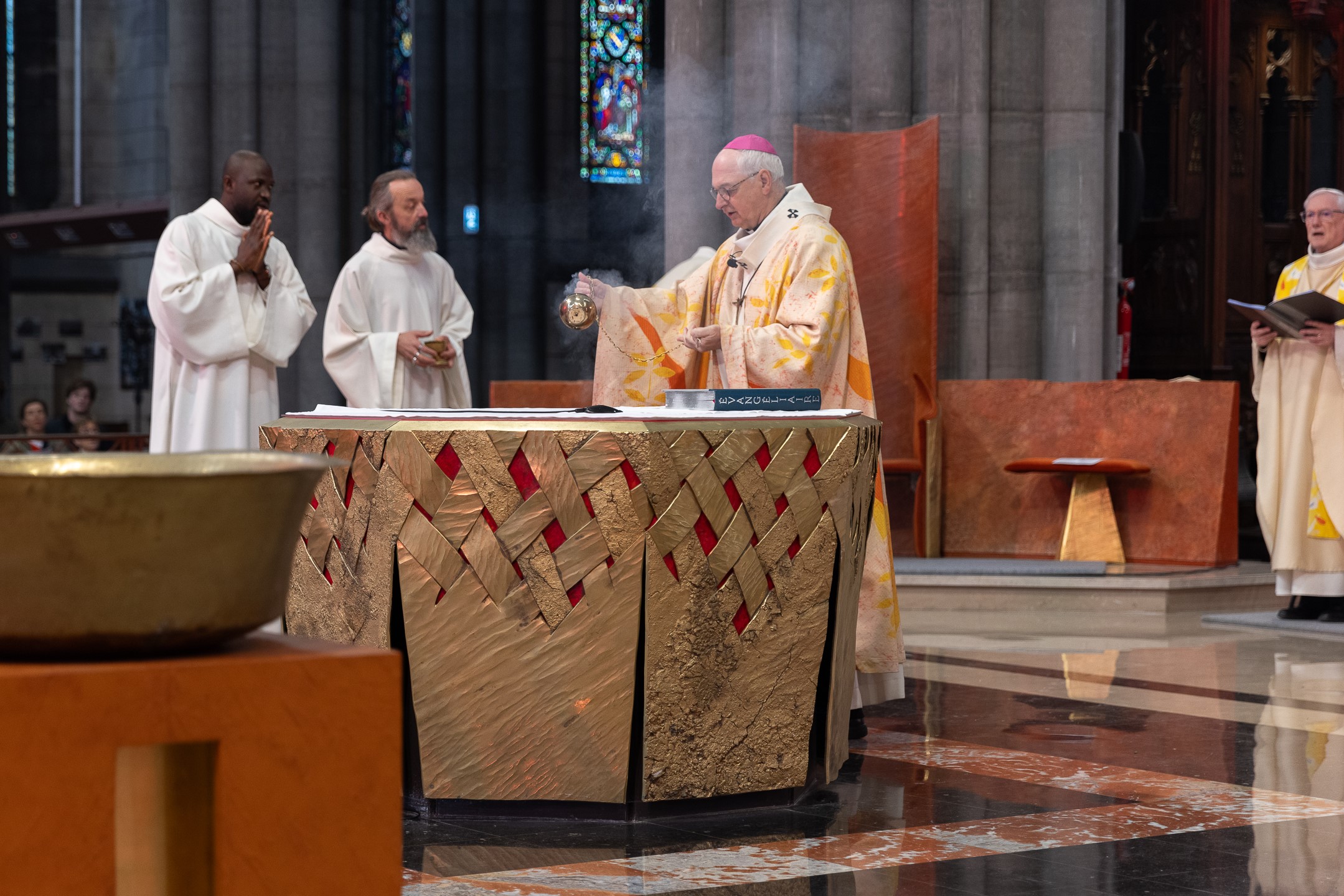 Encensement autel par eveque