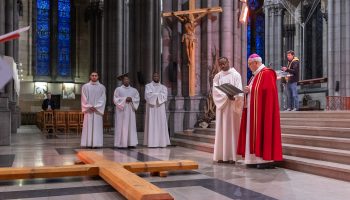 Mgr Le Boulc h et christ en croix servants d autel