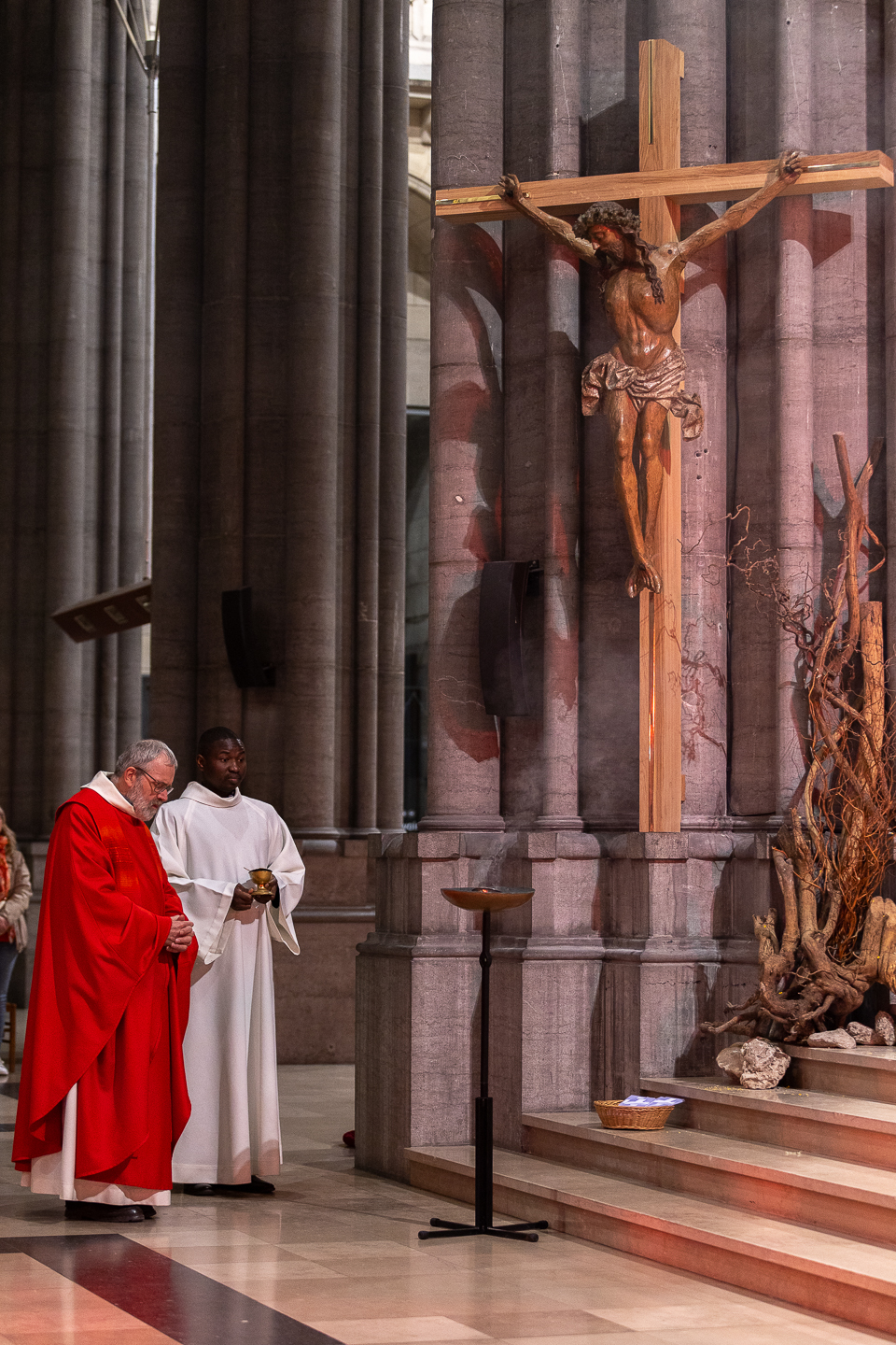 P Bruno Mary encens et Christ en croix