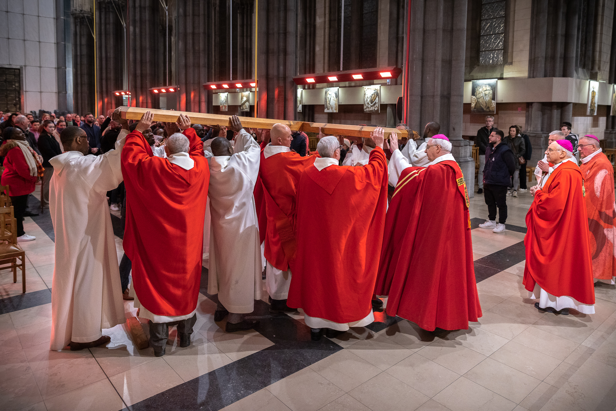 Pretres soulevant croix