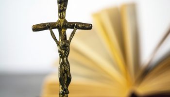 Photo-pour-Hristogramme-IHS-sur-fond-blanc-avec-tasse---image-libre-de-droit