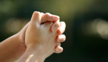 Téléchargez-les-photos-:-Priez---en-image-libre-de-droit