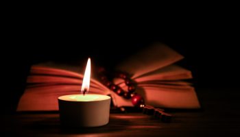 Photo-pour-Bougie-allumée-et-la-Bible---image-libre-de-droit