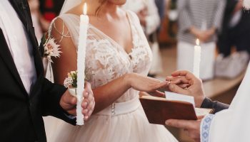 Photo-pour-Prêtre-revêtu-d'une-alliance-dorée-au-doigt-de-la-mariée.-Mariage-à-l'église.-Échanger-des-alliances---image-libre-de-droit