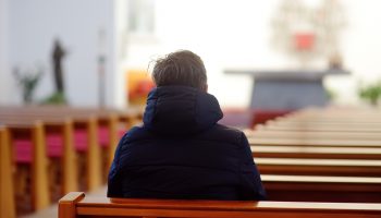 Photo-pour-Religieux-homme-d'âge-moyen-priant-et-méditant-dans-l'église-catholique.-Personne-implorant-pardon-et-bénédiction-de-Dieu.-Le-catholicisme-est-religion-chrétienne.---image-libre-de-droit