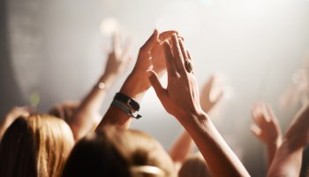 applaudissements-foule-gens-lors-concert-pour-performance-celebration-regarder-groupe-soutien-energetique-du-public-applaudissements-fans-dans-club-festival-musique-