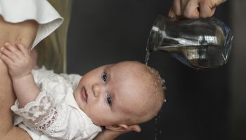 scene-bapteme-bebe-vue-cote