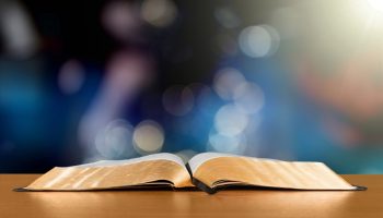 Téléchargez-les-photos-:-ouvert-Livre-de-la-Sainte-Bible-sur-la-table----en-image-libre-de-droit