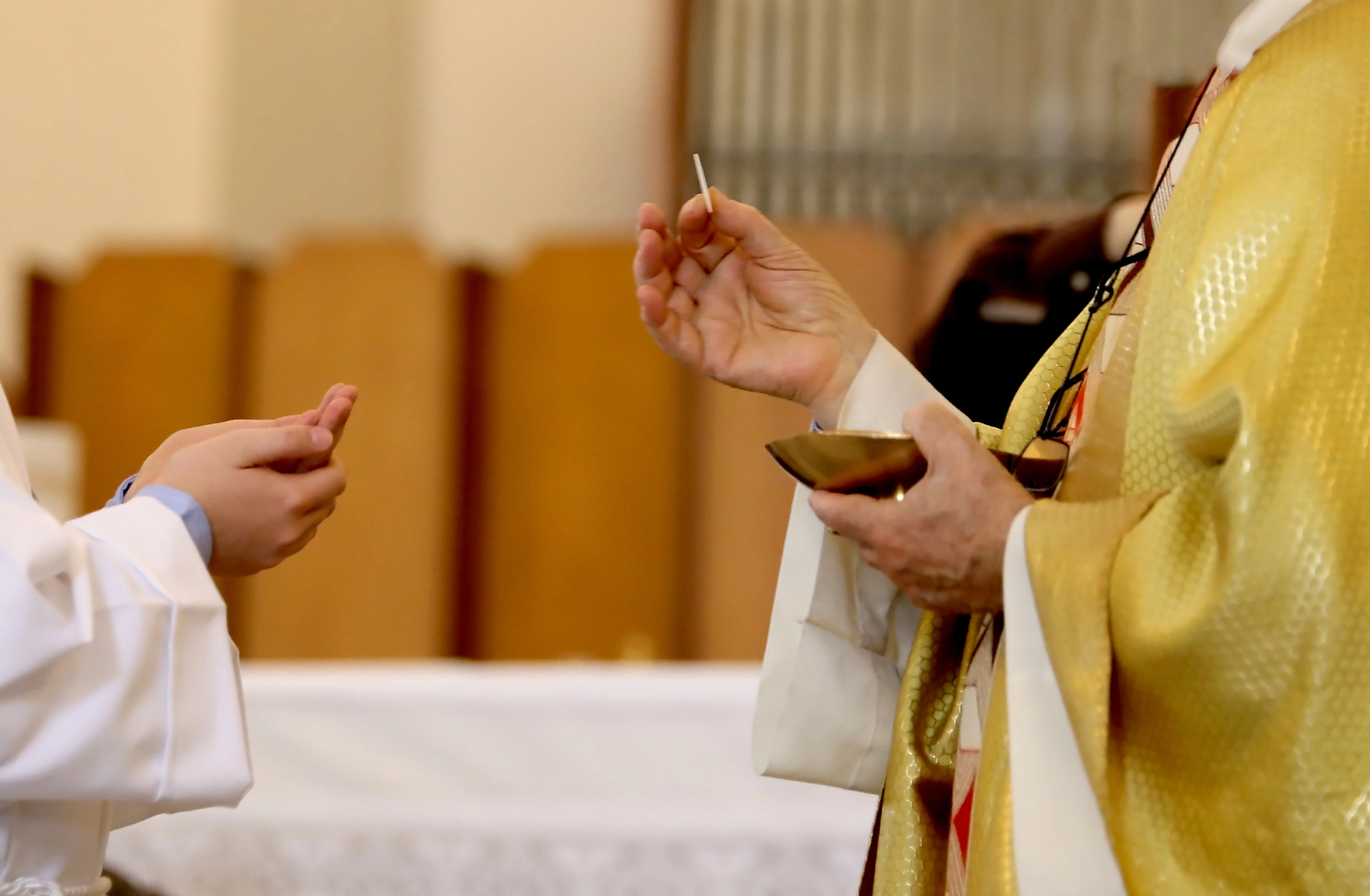 Téléchargez-les-photos-:-main-de-l'évêque-qui-dispense-la-Sainte-Eucharistie-pendant-la-commu---en-image-libre-de-droit