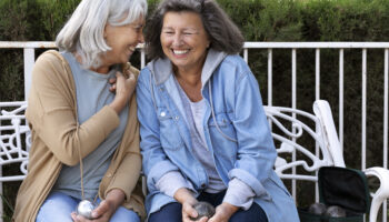 elderly-friends-playing-petanque